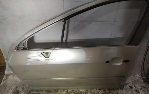 Peugeot 407 Front door pilkos