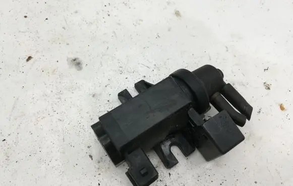 BMW 5 E60 E61 Turbo solenoid valve 70057900 7796634