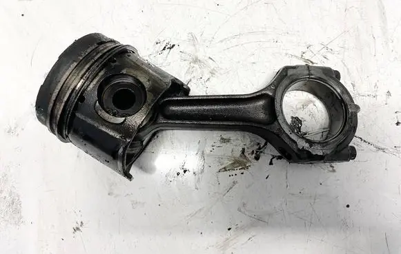 Hyundai i30 Piston with connecting rod