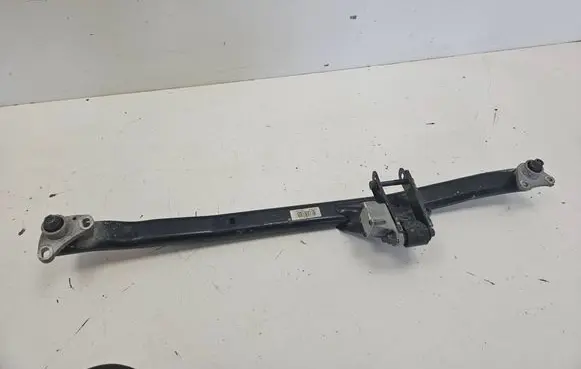 Volvo XC90 Engine mounting bracket 30671353