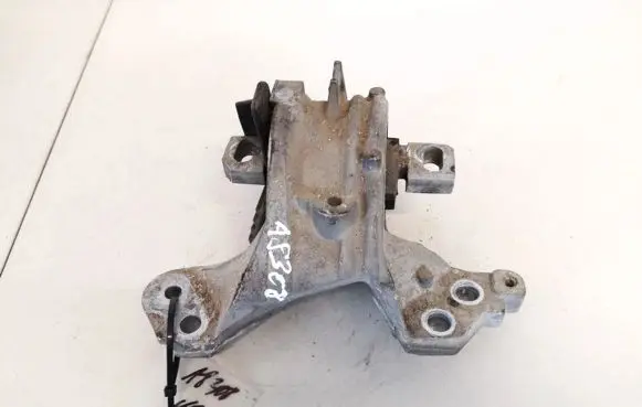 Peugeot 407 Engine mount bracket