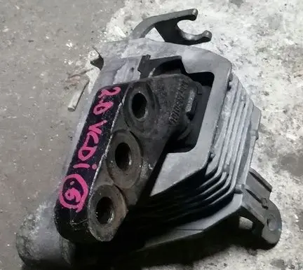 Chevrolet Cruze Engine mount bracket 13248480