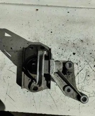 Opel Vivaro Engine mount bracket 93853921