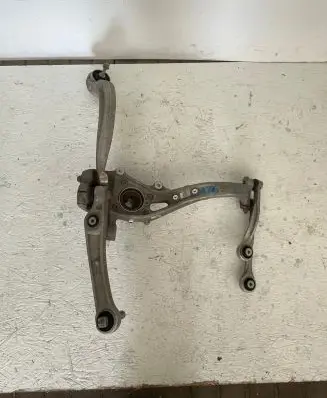 Audi Q7 4M Front wheel hub spindle knuckle