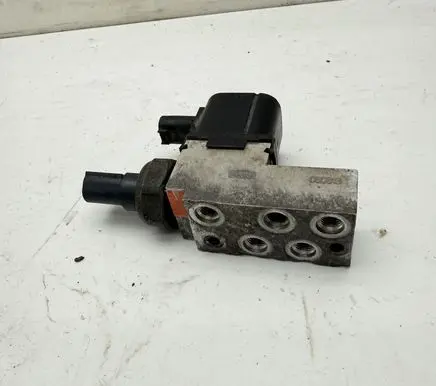 Mercedes-Benz CLS C219 Air suspension valve block A2113200158
