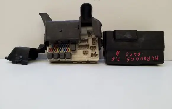 Nissan Murano Z50 Fuse module 284B7CD710 3019 4L10