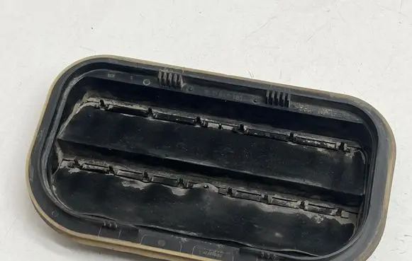 Volkswagen Caddy Quarter panel pressure vent 7L0819181