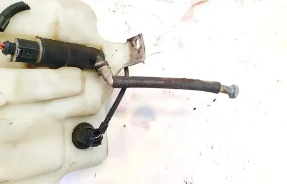 Volkswagen Golf IV Windscreen/windshield washer pump