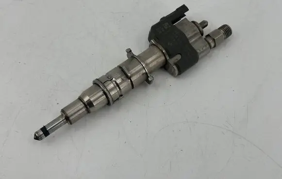 BMW 1 E81 E87 Fuel injector 13537589048 7589048 13537565137