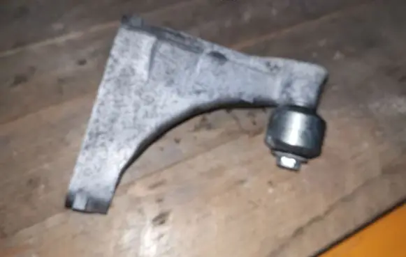 Subaru Legacy Engine mounting bracket