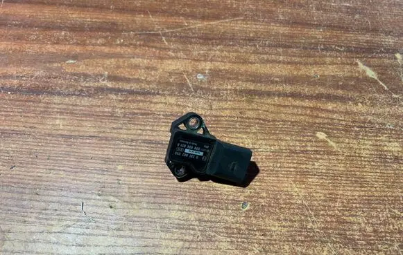Volkswagen Golf V Air pressure sensor 038906051B