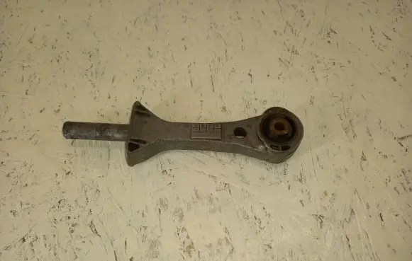 Engine mount bracket