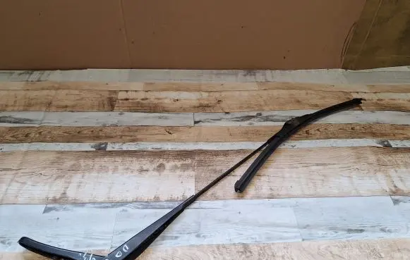 Opel Astra H Front wiper blade arm