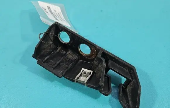 Front bumper mounting bracket
