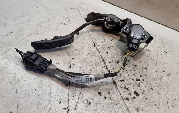 Accelerator throttle pedal