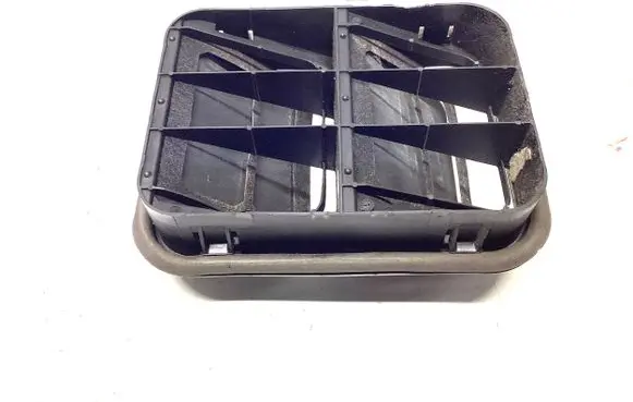 Nissan Qashqai+2 Quarter panel pressure vent 8200003575