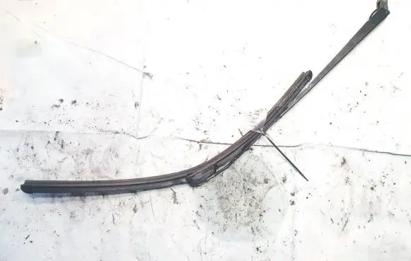 Front wiper blade arm