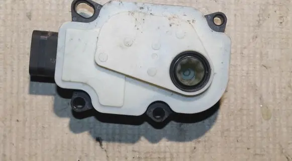 Audi Q7 4M Radiator mount bracket 131588800030