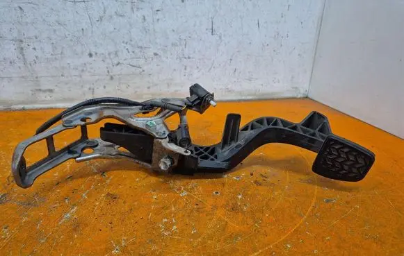 Toyota Yaris Clutch pedal 
