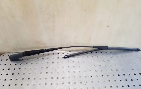 Volvo XC70 Front wiper blade arm 30655614