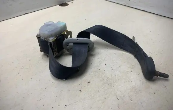 Middle seatbelt (rear)