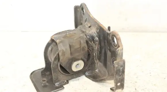 Toyota RAV 4 (XA40) Engine mount bracket