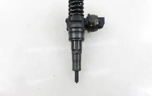 Volkswagen PASSAT B6 Fuel injector 0414720215 038130073AG