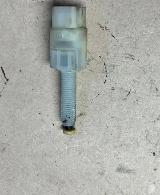 Volkswagen PASSAT B5 Brake pedal sensor switch 4A0945515A