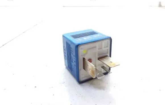 Volkswagen PASSAT B5 Other relay 8A0951253