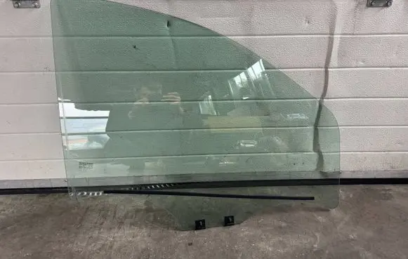 Renault Express Front door window glass four-door 