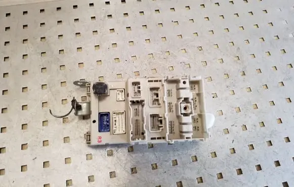 Toyota RAV 4 (XA20) Fuse module 8273342060
