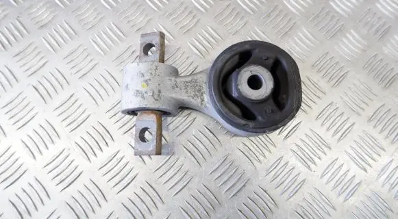 Honda CR-V Engine mount bracket