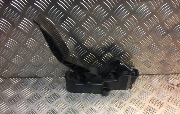 Mercedes-Benz A W169 Accelerator throttle pedal 9175020 A9175020