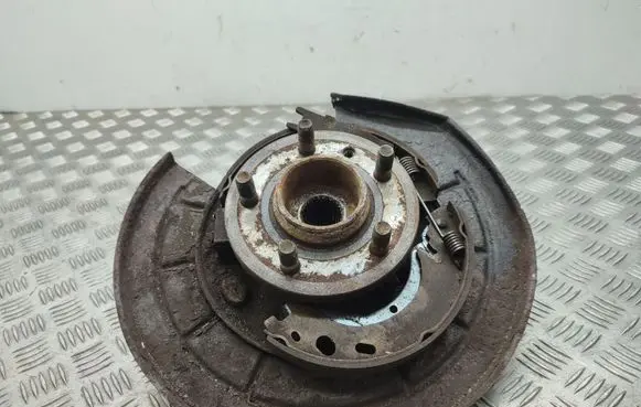 Land Rover Discovery 3 - LR3 Rear wheel hub