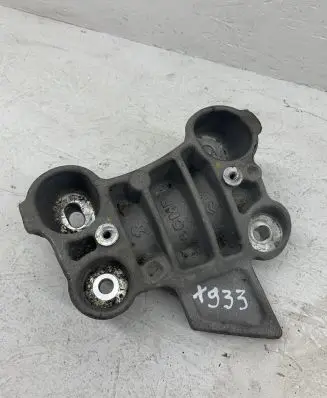 Peugeot 208 Engine mounting bracket 9826364780
