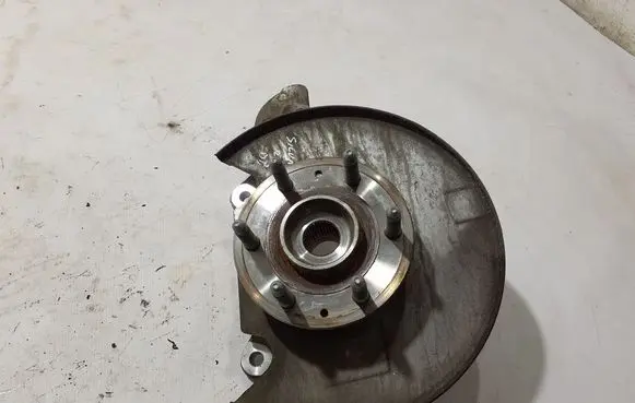 Chevrolet Silverado Front wheel hub 84673210