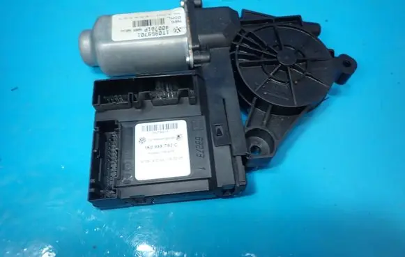 Volkswagen Golf III Front door window regulator motor 1K0959793C