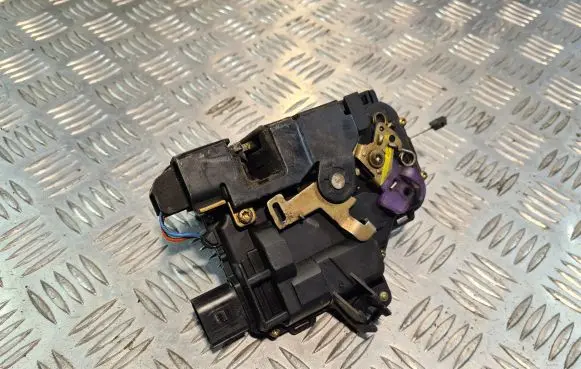 Volkswagen PASSAT B5 Coupe door lock (next to the handle) 