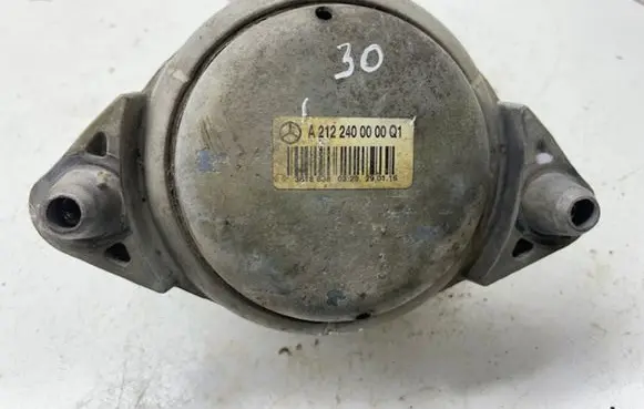 Mercedes-Benz E W212 Engine mount bracket A2122400000Q1