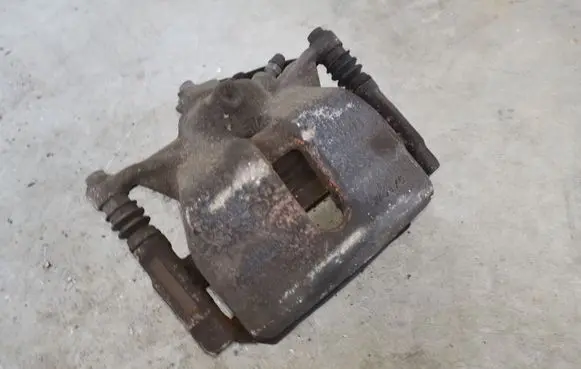 Volkswagen Golf VII Front brake caliper