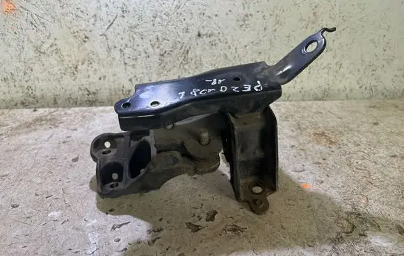 Peugeot 108 Engine mount bracket