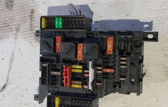 BMW 2 F46 Fuse module 9360501