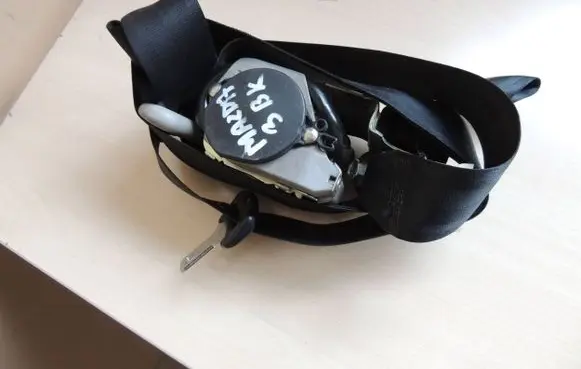 Mazda 3 I Front seatbelt