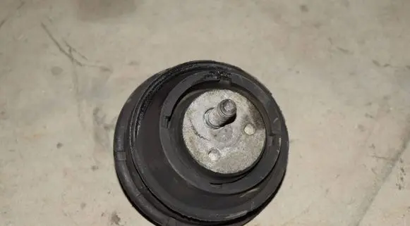 BMW 5 E39 Engine mount bracket