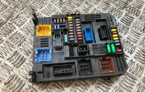 Citroen C4 Grand Picasso Fuse box set 9819851480