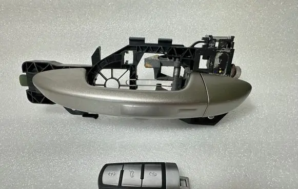 Volkswagen PASSAT B7 Front door exterior handle 3C0837885H