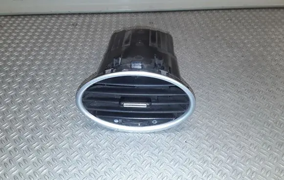 Ford Focus Dashboard side air vent grill/cover trim 4M51A014L21AA