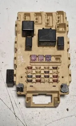 Toyota Yaris Fuse module 2716UgS