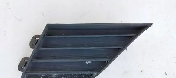 Toyota Avensis T250 Front bumper lower grill 05010