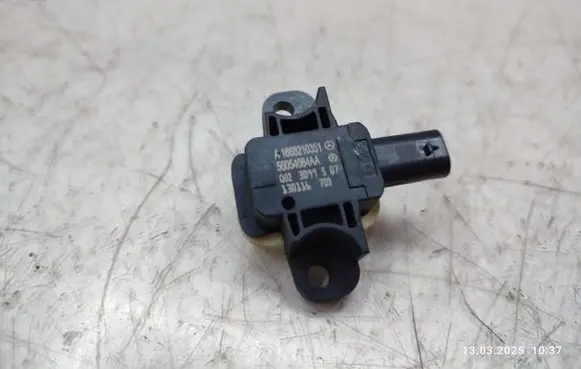 Mercedes-Benz GL X166 Airbag deployment crash/impact sensor A1668210351